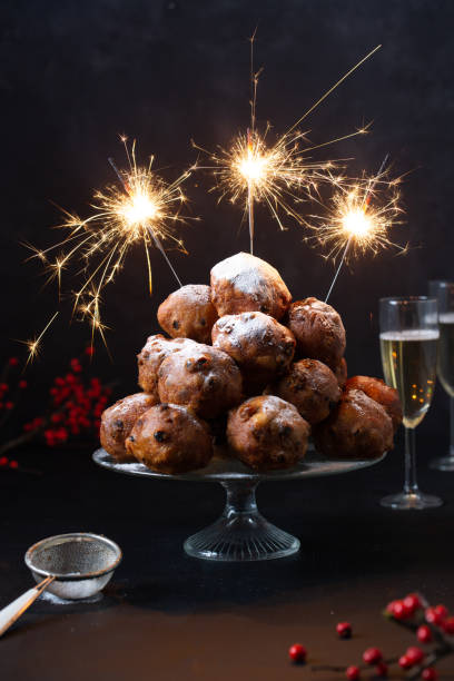 ein stapel niederländischer oliebollen (übersetzung: frittierte teigbällchen) mit funkeln und champagner - meal traditional culture heap food and drink stock-fotos und bilder