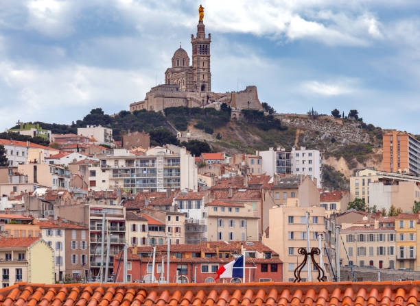 marselha. nossa senhora da catedral guarda. - marseille notre dame de la garde tower cathedral - fotografias e filmes do acervo