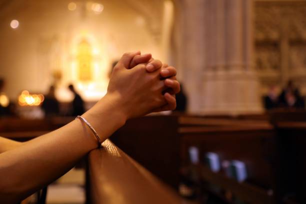closeup of woman's hands praying on church bench, coronavirus, copy space - pew imagens e fotografias de stock