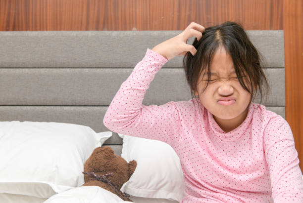 menina coçando o cabelo ou frustrada na cama, problema health hair - nits - fotografias e filmes do acervo