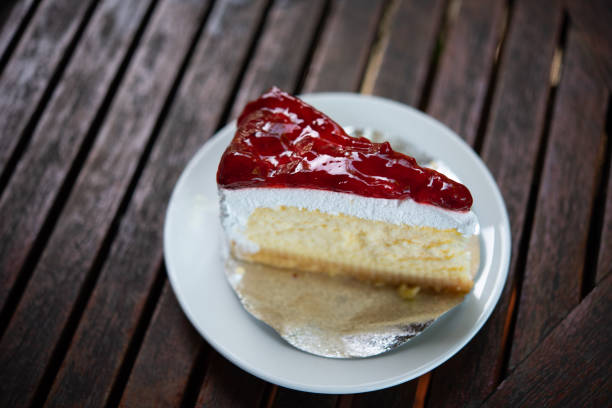 la crema per torte è un dolce dessert per la festa - victoria sponge foto e immagini stock