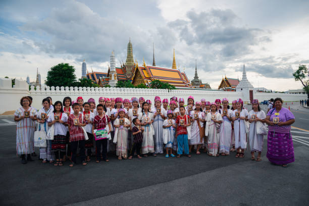 People to pay and respect to Thai King Bhumibol Bangkok, Thailand - August 25, 2017 : Unidentified Thai mourners wearing black color waiting in The Grand Palace to pay tribute and respect to their beloved Rama 9 Thai King Bhumibol Adulyadej thailand king stock pictures, royalty-free photos & images