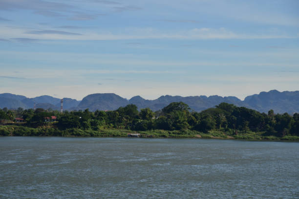 khong river on moutain background. - chiang khong imagens e fotografias de stock