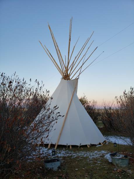 teepee indigeno nordamericano - north american tribal culture teepee winter canada foto e immagini stock