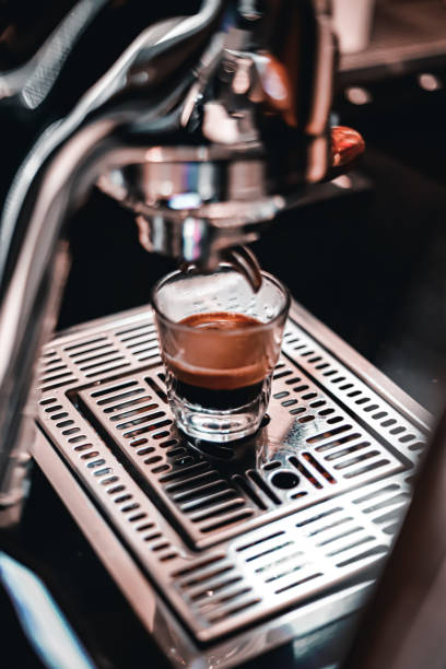 醸造エスプレッソ - コーヒー　淹れる ストックフォトと画像