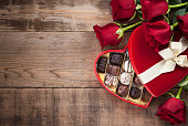 チョコレートと赤いバラのバレンタインデーボックス