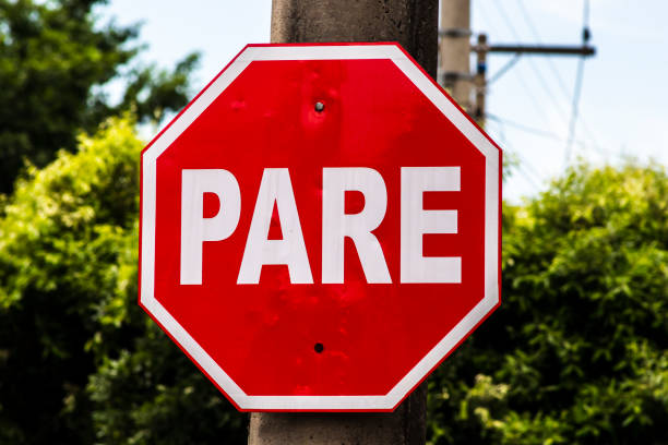 red plate stop pare in brazil - avenue sign imagens e fotografias de stock