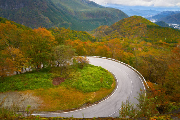 panorâmica do mirante kurokami-daira para manter curva rodoviária com vista de montanha de outono de nikko japão - nikko national park - fotografias e filmes do acervo