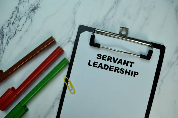 servant leadership schreiben auf papierkram isoliert auf holztisch. - domestic staff stock-fotos und bilder