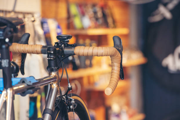 винтаж велосипед часть велосипедного велосипеда колесо интерьера дизайн с людьми, хобби образа жизни в современном городе. велосипед с сол - bicycle bicycle pump inflating tire стоковые фото и изображения
