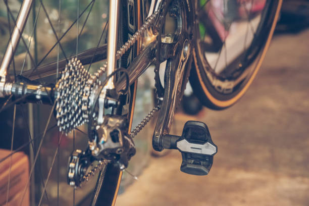 винтаж велосипед часть велосипедного велосипеда колесо интерьера дизайн с людьми, хобби обр�аза жизни в современном городе. велосипед с сол - bicycle bicycle pump inflating tire стоковые фото и изображения