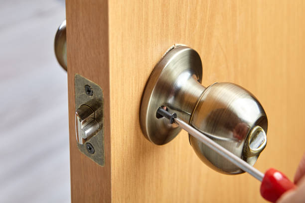 istock Way of attaching the doorknob using exposed set-screws to secure the handle to a threaded spindle. 1294120698