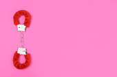 rosa-flauschige-handschellen-auf-rosa-hintergrund-valentinstag.jpg?b=1&s=170x170&k=20&c=CXDt7NvDj7BSJwGQvx1yzleUl0_LERGtm1Y08M3Buw4=