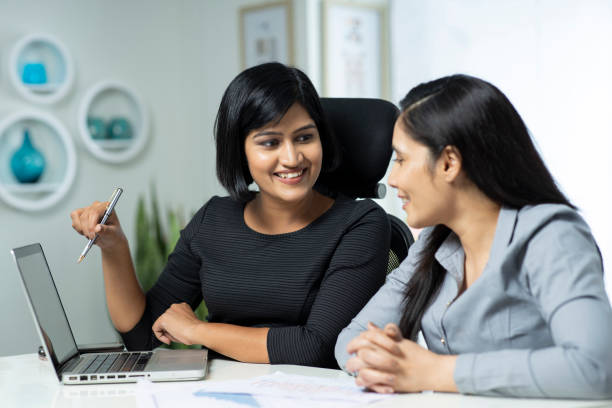 geschäftstreffen - stockfoto - indian ethnicity meeting business person business stock-fotos und bilder