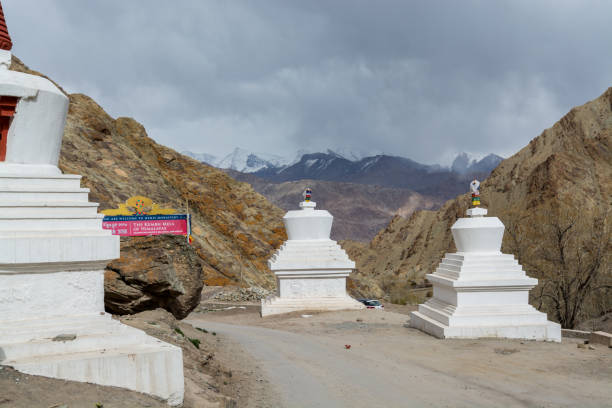 tybetańskie tradycyjne stupy i wioska w klasztorze hemis z tłem jałowych gór w leh, ladakh, dżammu i kaszmirze - tibet monk architecture india zdjęcia i obrazy z banku zdjęć