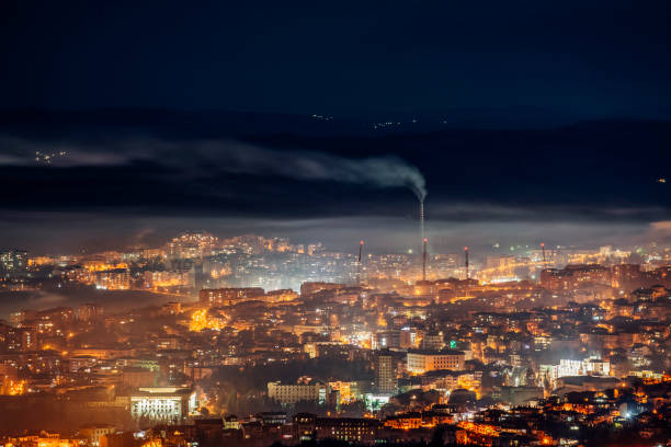 emissionen aus industrierohren in der stadt in die atmosphäre - smog city pollution town stock-fotos und bilder