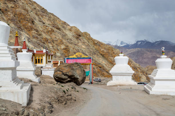 stupas tradicionais tibetanas e aldeia no mosteiro de hemis com fundo de montanhas estéreis em leh, ladakh, jammu e caxemira - tibet monk architecture india - fotografias e filmes do acervo