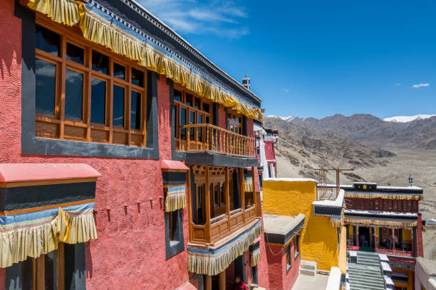 tradicional edifício histórico tibetano em thiksay gompa ou monastério thiksay em leh-ladakh, caxemira - tibet monk architecture india - fotografias e filmes do acervo