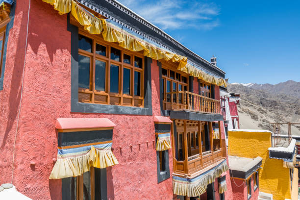 tradicional edifício histórico tibetano em thiksay gompa ou monastério thiksay em leh-ladakh, caxemira - tibet monk architecture india - fotografias e filmes do acervo