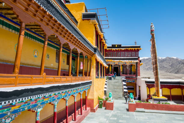 tradicional edifício histórico tibetano em thiksay gompa ou monastério thiksay em leh-ladakh, caxemira - tibet monk architecture india - fotografias e filmes do acervo