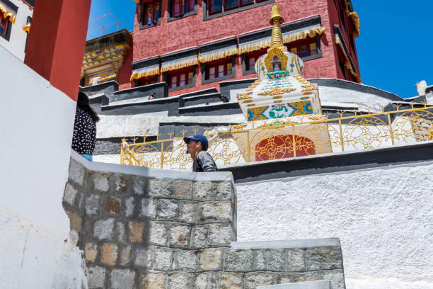 tradicional edifício histórico tibetano em thiksay gompa ou monastério thiksay em leh-ladakh, caxemira - tibet monk architecture india - fotografias e filmes do acervo