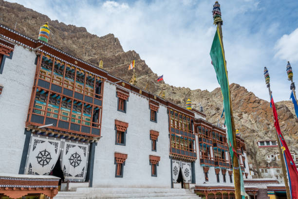 edifício tradicional tibetano e praça do mosteiro de hemis em leh, ladakh, jammu e caxemira - tibet monk architecture india - fotografias e filmes do acervo