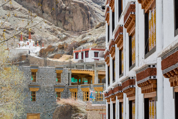 edifícios de madeira tradicionais tibetanos do mosteiro de hemis no vale himalaia de leh, ladakh, jammu e caxemira - tibet monk architecture india - fotografias e filmes do acervo