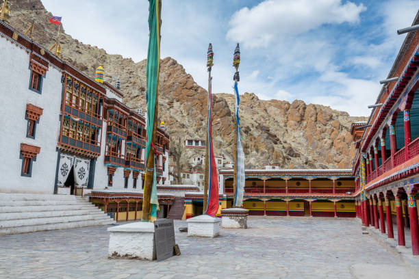 edifício tradicional tibetano e praça do mosteiro de hemis em leh, ladakh, jammu e caxemira - tibet monk architecture india - fotografias e filmes do acervo