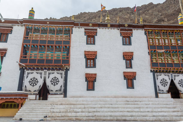 edifício tradicional tibetano e praça do mosteiro de hemis em leh, ladakh, jammu e caxemira - tibet monk architecture india - fotografias e filmes do acervo