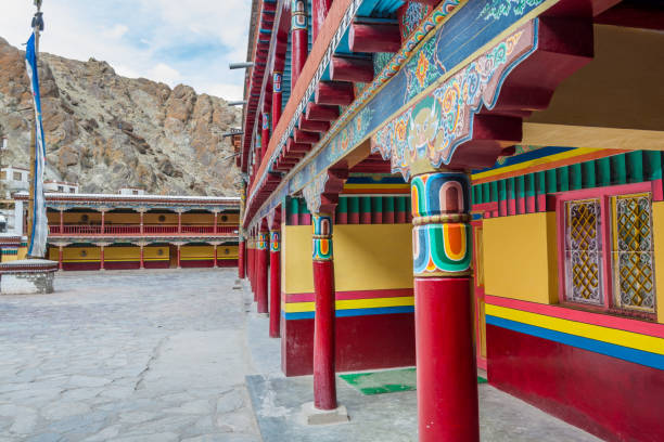 edifício tradicional tibetano e praça do mosteiro de hemis em leh, ladakh, jammu e caxemira - tibet monk architecture india - fotografias e filmes do acervo