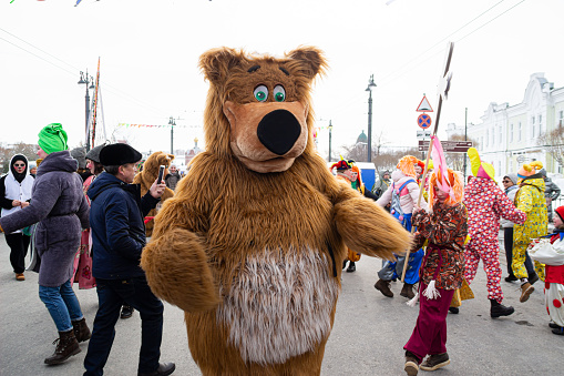 A man in a bear costume walks through the streets of the city, congratulating citizens on the holiday. See off Maslenitsa in Omsk. How to see off Maslenitsa in Russia.
