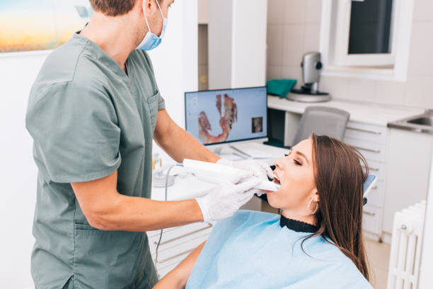 der zahnarzt scannt die zähne des patienten mit einem 3d-scanner. - x ray dental hygiene dentist x ray image stock-fotos und bilder