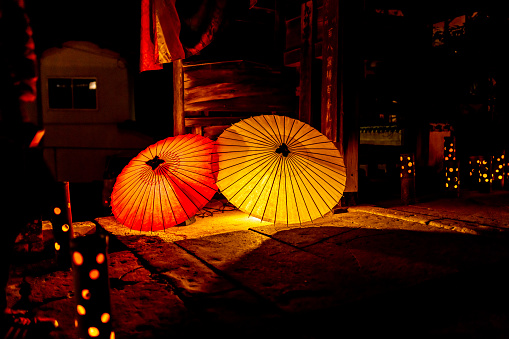A beautiful festival with bamboo lanterns and Japanese umbrellas lit upIt is a winter light festival that was held on February 8, 2020 in Yamaga City, Kumamoto Prefecture, Japan, where Japanese umbrellas and bamboo lanterns were lit up at night.