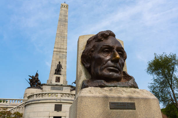 istock Lincoln's Tomb 1294146885