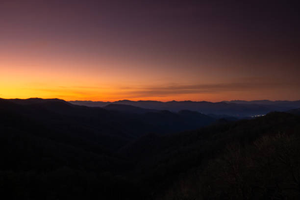 horizon verblasst von gelb zu tiefviolett - great smoky mountains flash stock-fotos und bilder
