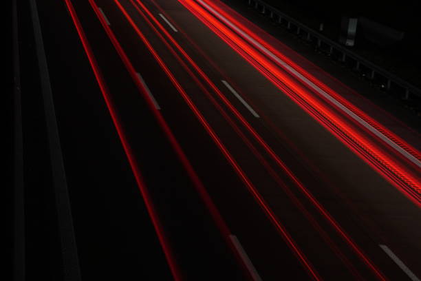 ライトストリップカーヘッドライト 長時間露光ハイウェイ - road reflector ストックフォトと画像
