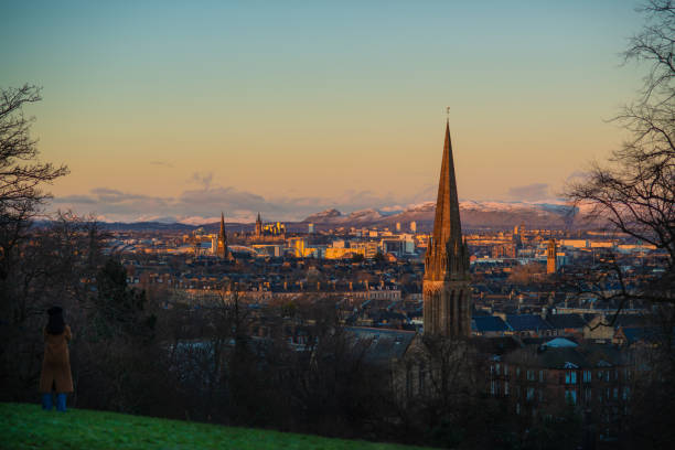 vista invernale su glasgow al tramonto con ben lomond e i campsies in snow - glasgow tower foto e immagini stock