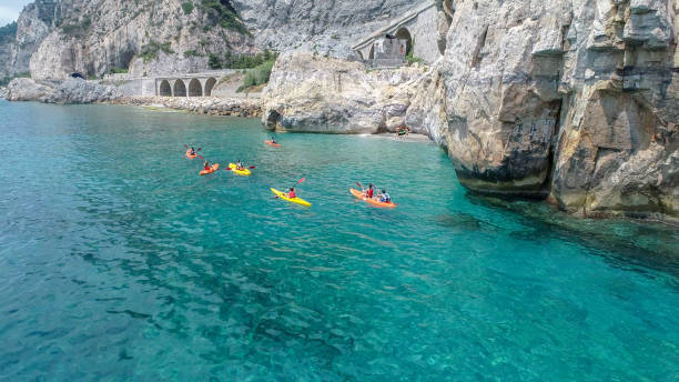 malerische aussicht der freunde seekajak am morgen - kayaking kayak sea coastline stock-fotos und bilder