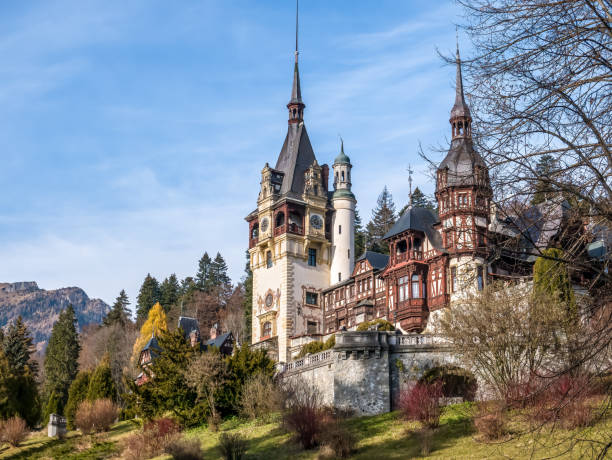 el emblemático castillo de peles, construido en estilo neorrenacentista, se encuentra en sinaia. principal atracción turística en rumania. - neobaroque fotografías e imágenes de stock