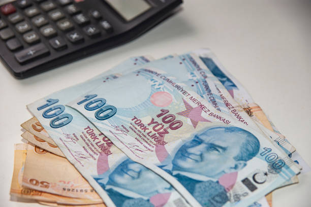 tavolo top lira turca e calcolatrice. cogliere l'economia e lo stipendio - minimum wage foto e immagini stock