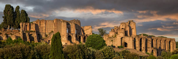 ruinas del antiguo palacio domus augustana en la colina palatina - domus fotografías e imágenes de stock