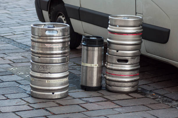 kronembourg beczki piwa z samochodu dostawczego zaparkowany na ulicy w pobliżu restauracji - heineken international zdjęcia i obrazy z banku zdjęć