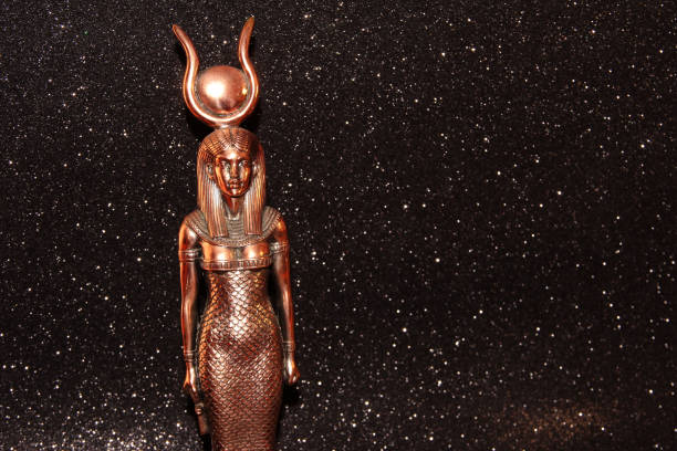 la déesse égyptienne isis sur un fond noir. une déesse égyptienne en bronze avec un cercle sur sa tête. - isis photos et images de collection