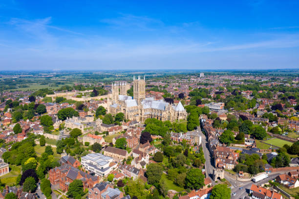 aerial footage of the lincoln cathedral, lincoln minster in the uk city centre of lincoln east midlands on a bright sunny summers day showing the historic cathedral church in the british city centre - architecture brick cathedral christianity imagens e fotografias de stock