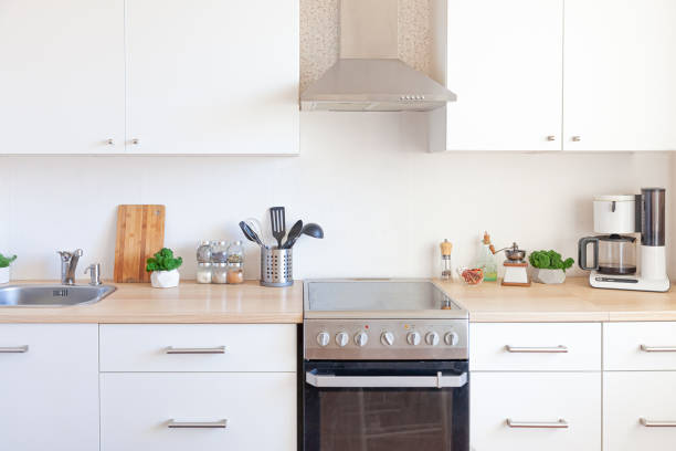 cucina minimalista classica scandinava con dettagli in bianco e legno. la cucina bianca moderna pulisce il design degli interni in stile contemporaneo - fornello foto e immagini stock