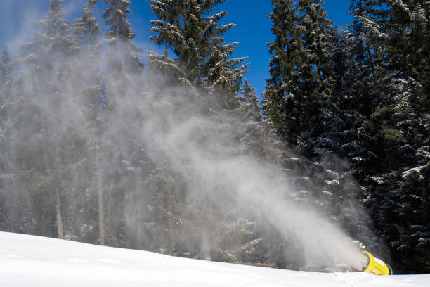 雪の大砲は雪の表面を作る。スキー場での冬のシーズンの積雪。雪作り機 - mountain winter season machine snow making machine ストックフォトと画像