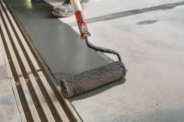 manual worker putting non-slip layer on the floor - non polluting imagens e fotografias de stock