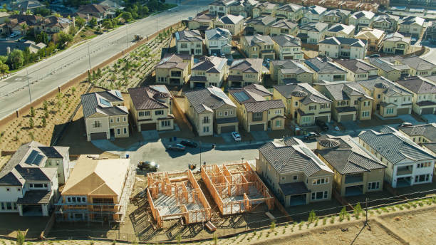 casas semi-construídas em meio a casas de família solteira em porter ranch - tract houses - fotografias e filmes do acervo