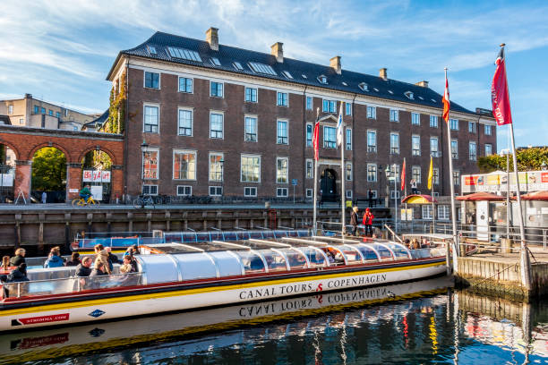 la compagnie de bateaux canal tours opère dans l’emblématique centre-ville de nyhavn - moored nautical vessel people traveling famous place photos et images de collection