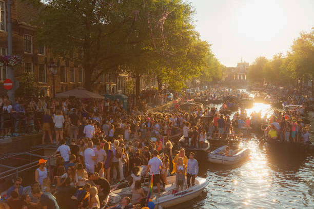 pride party in amsterdam - keizersgracht stock-fotos und bilder